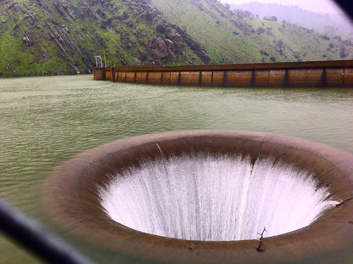 В Калифорнии дожди переполнили еще одно водохранилище