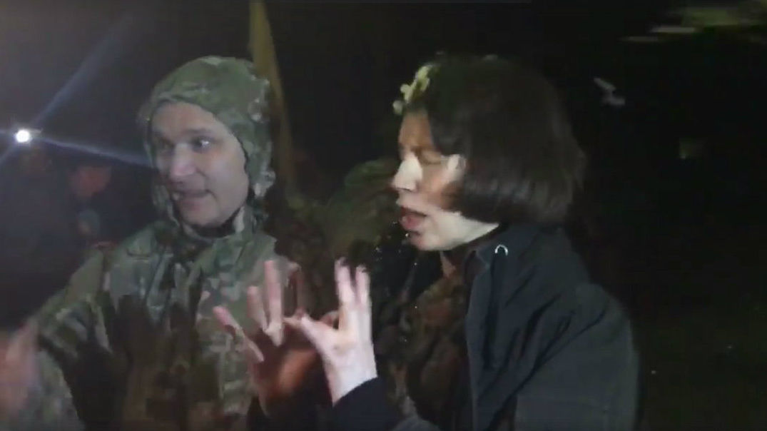 Блокадники Донбасса закидали Черновол яйцами. Видео