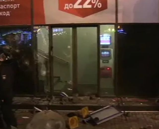 Радикалы напали на отделение Альфа-банка на Крещатике