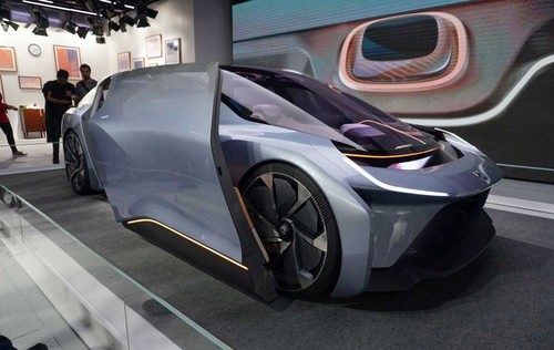 В Китае представили беспилотный автомобиль с кроватью
