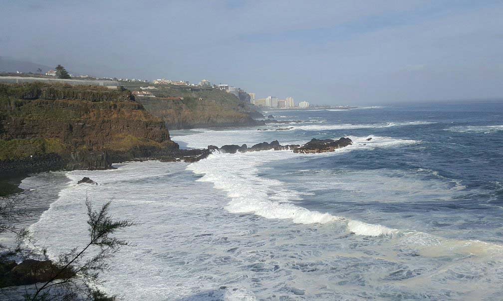 На Тенерифе огромная волна смыла людей в океан