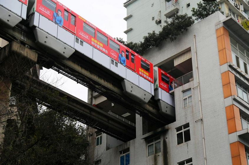 Видео дня: поезд в Китае проезжает прямо через жилой дом
