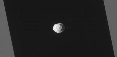 Спутник Сатурна имеет странную форму