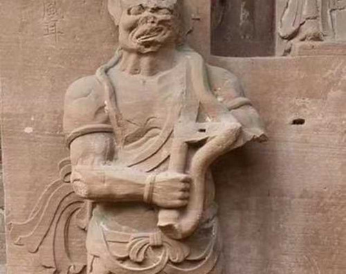 Что держит в руках древняя китайская статуя?