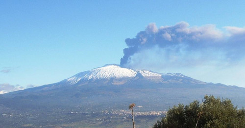 Не утихает вулкан Этна в Италии