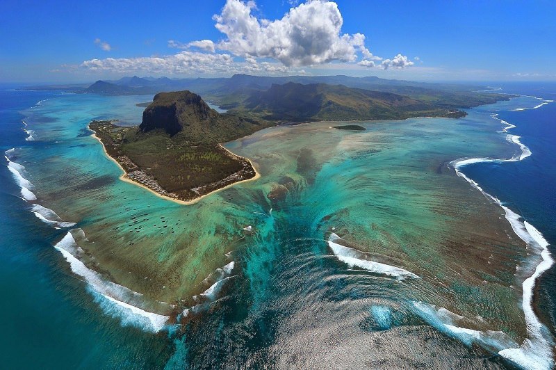 Иллюзия подводного водопада на Маврикии