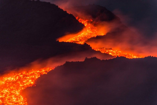 Не утихает вулкан Этна в Италии