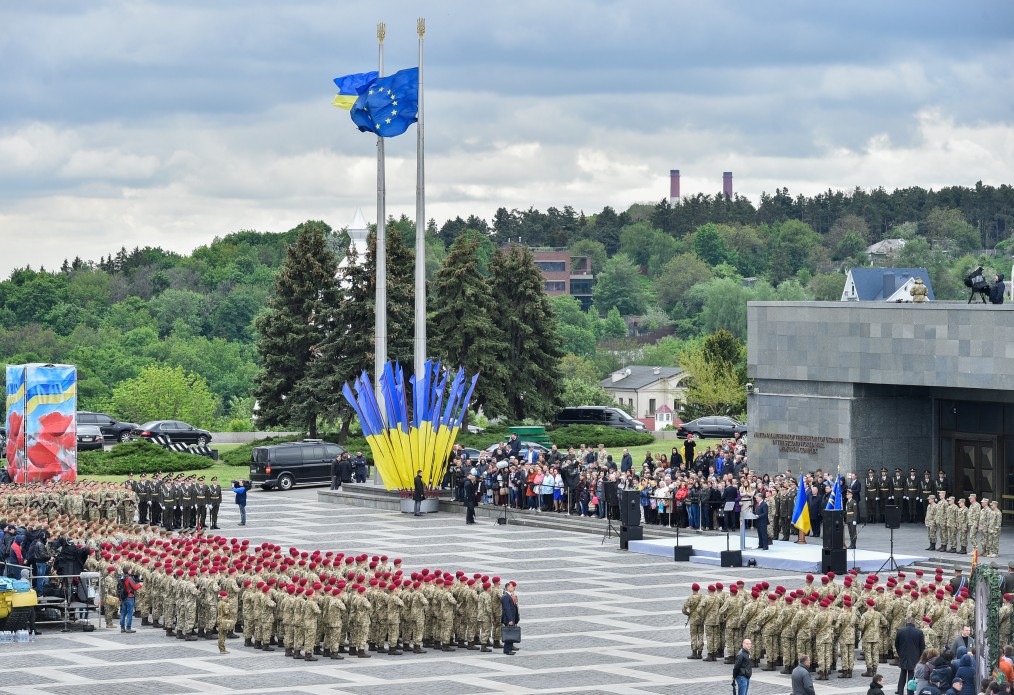 Порошенко объявил о создании "мемориала оборонительной войны с агрессивной Россией"