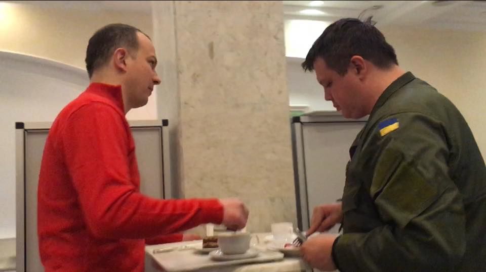 Пока под Радой мерзнут сторонники торговой блокады, Семенченко ест блины