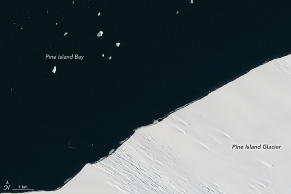 Спутнику NASA удалось заснять образование крупного айсберга
