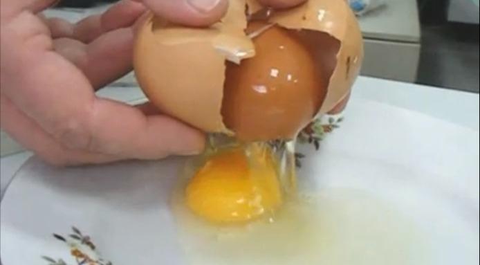 Куриное яйцо сформировалось внутри другого яйца