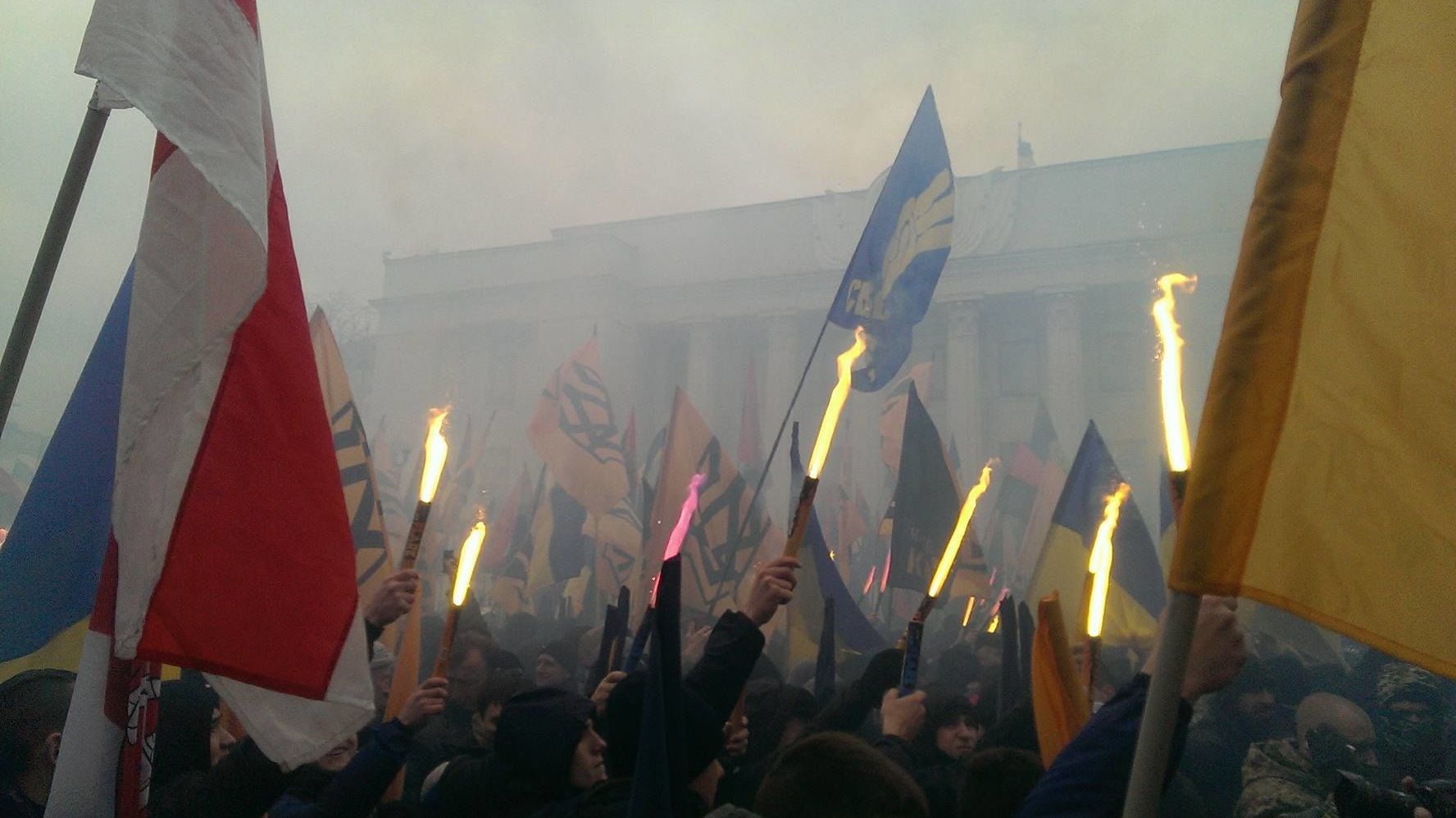 Автоматы Калашникова, снайперские винтовки, дым и билет для президента: чем запомнился Марш в Киеве 