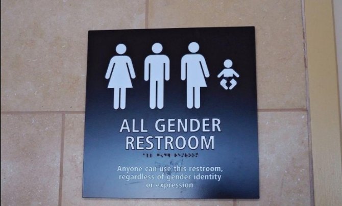 В США отменили закон Обамы о туалетах для трансгендеров в школах