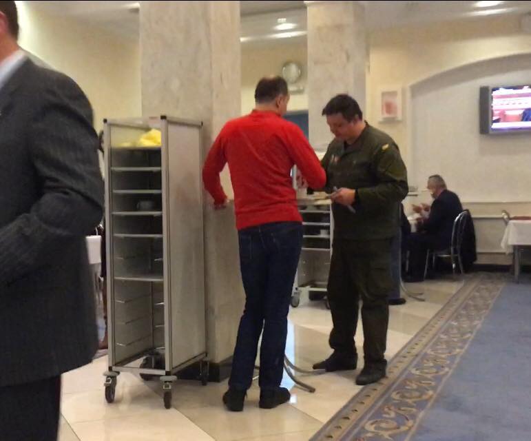 Пока под Радой мерзнут сторонники торговой блокады, Семенченко ест блины