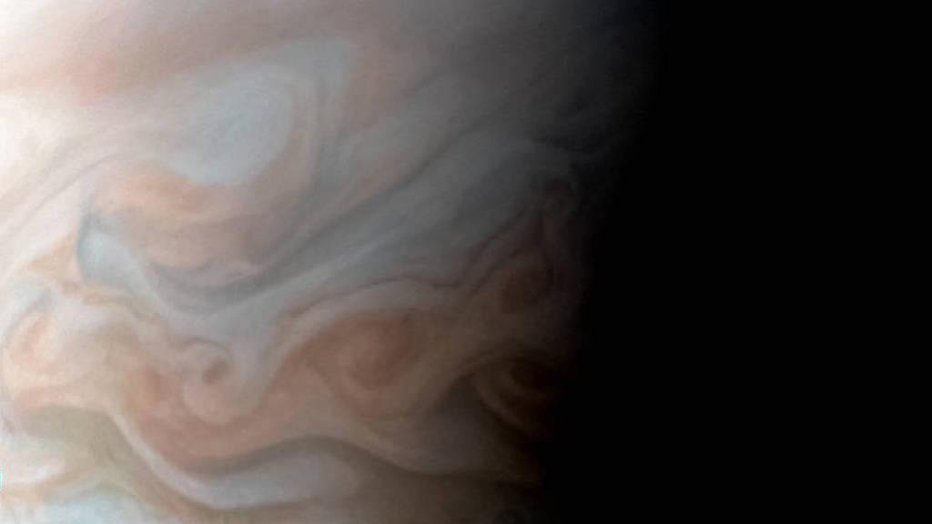 Загадочная область турбулентности Юпитера на новом фото Juno