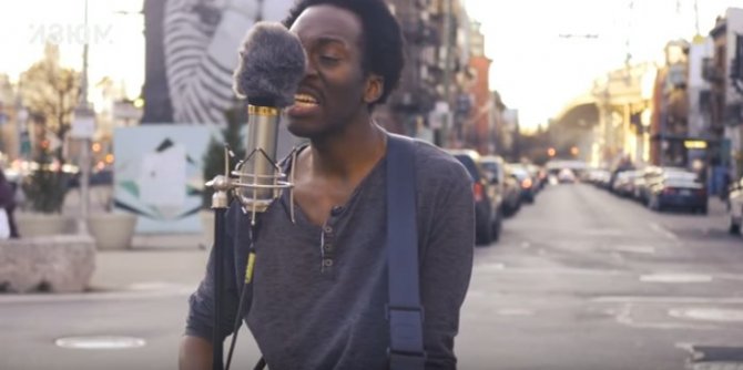 Видео дня: негр исполняет песню "Гражданской обороны" в центре Нью-Йорка