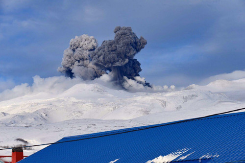 Извержение вулкана Эбеко на Курилах