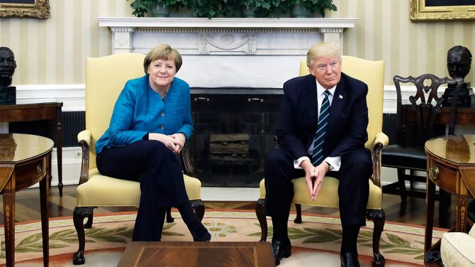ЭТО НАДО ВИДЕТЬ! Трамп отказался пожать руку Меркель на встрече в Овальном кабинете(ВИДЕО)