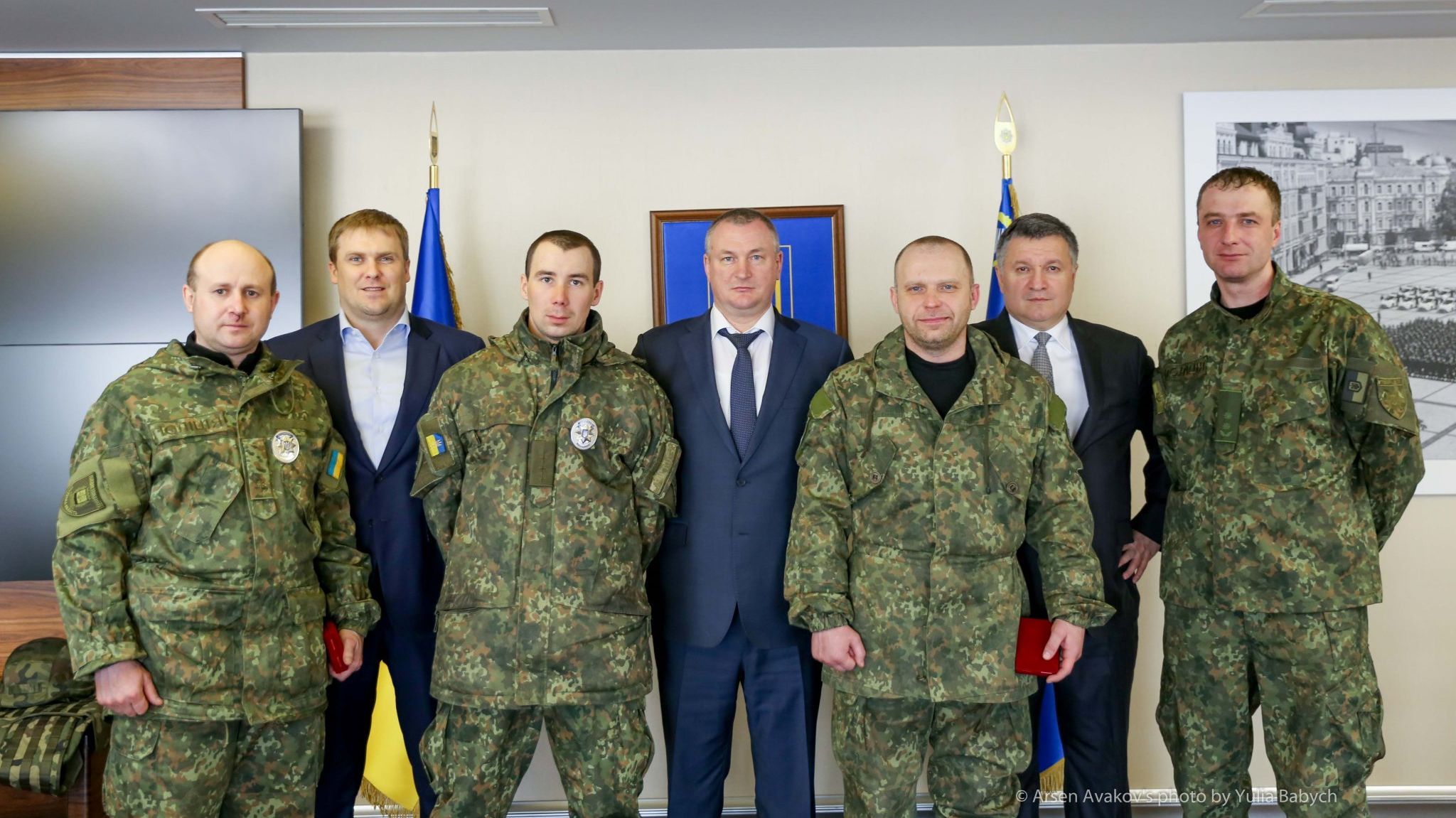 Аваков наградил орденами "За отвагу" полицейских, сдержавших Парасюка