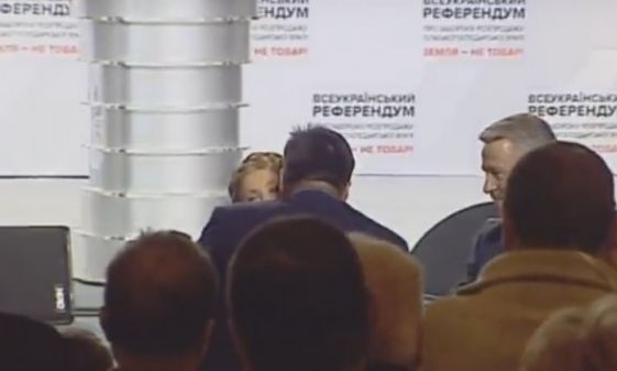 Тимошенко с Тягнибоком поцеловались в честь украинской земли
