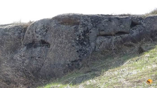 На Алтае нашли нашли каменные изваяния грифона и дракона
