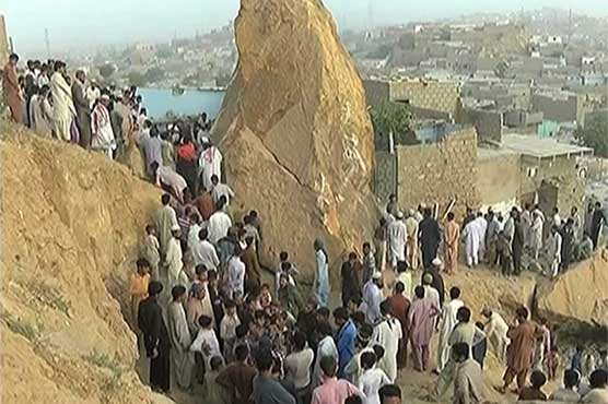 На жилой дом в Пакистане обрушился гигантский камень