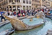 Туристов в Риме оштрафовали за то, что они свесили ноги в фонтан