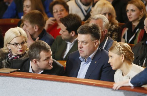 Тимошенко с Тягнибоком поцеловались в честь украинской земли