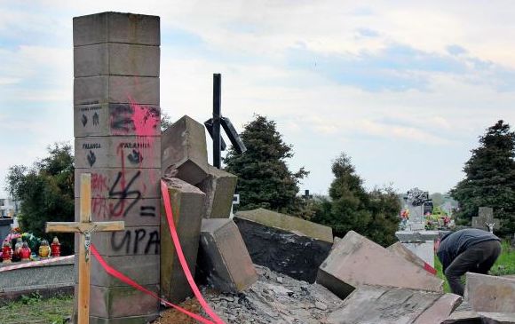 Институт Нацпамяти приостановил легализацию польских памятников в Украине
