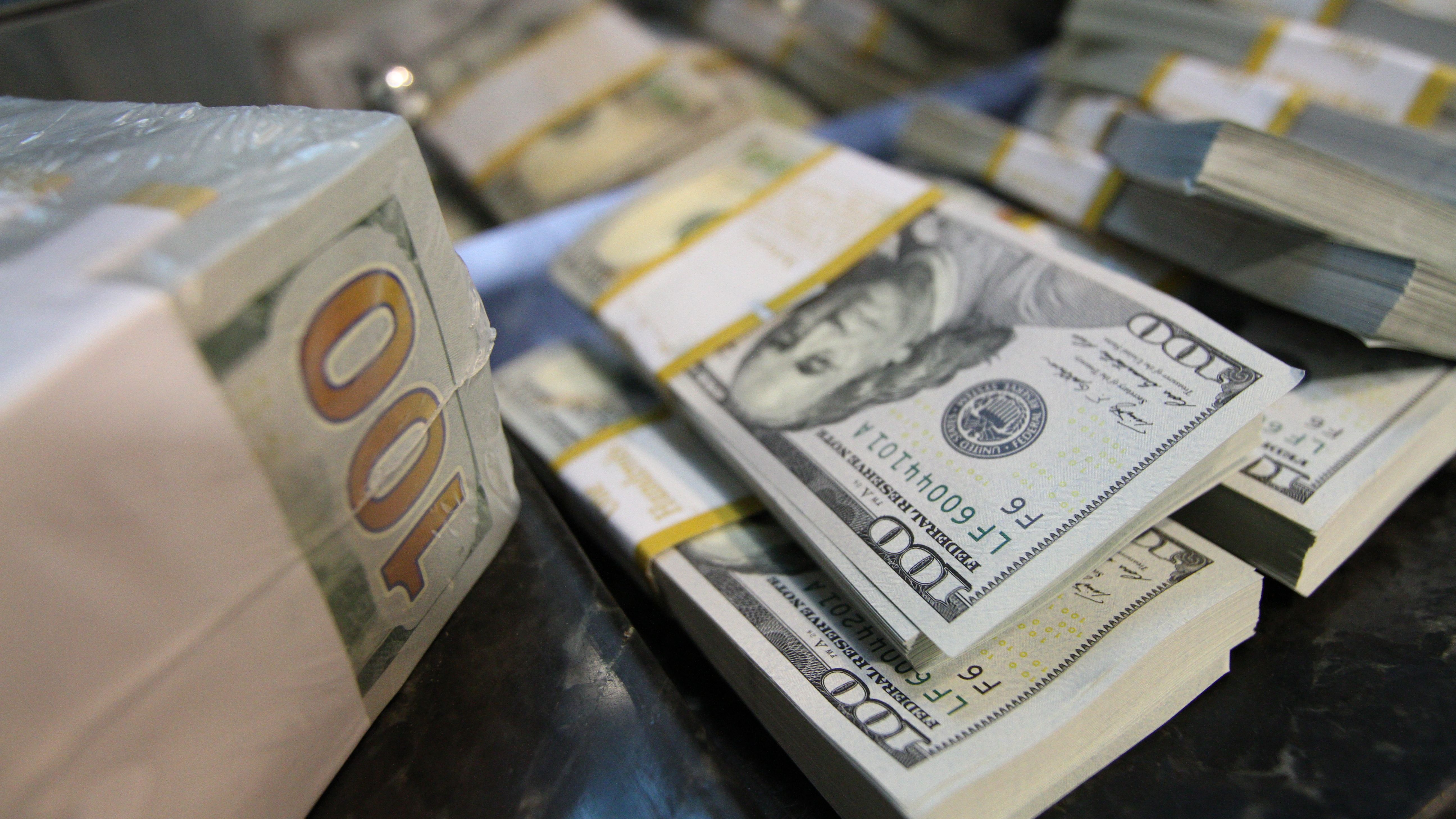 "Бездарно выброшенные деньги". На что Украина уже не получит доллары от США