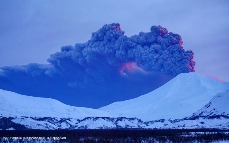 Вулканы Камбальный и Ключевской выбросили столбы пепла