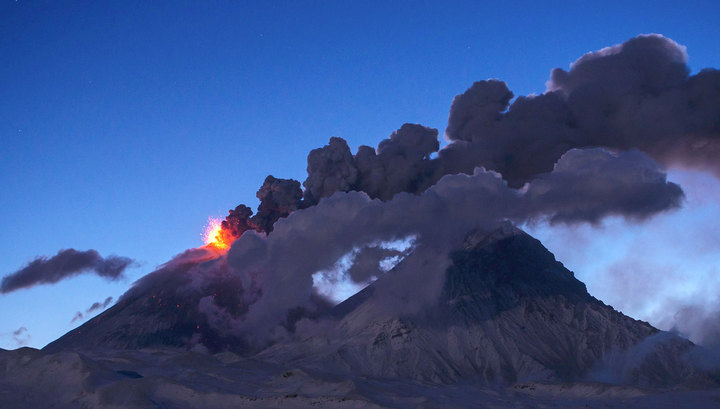 Вулкан Ключевской выбросил столб пепла на высоту 5 км