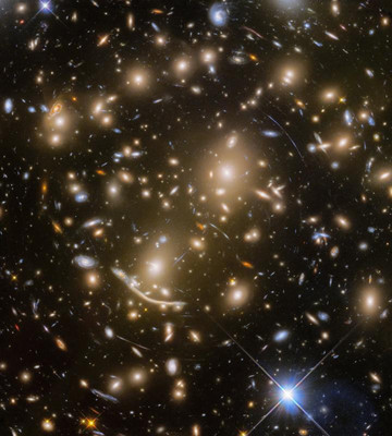 «Хаббл» посмотрел через гравитационную линзу в созвездии Кита