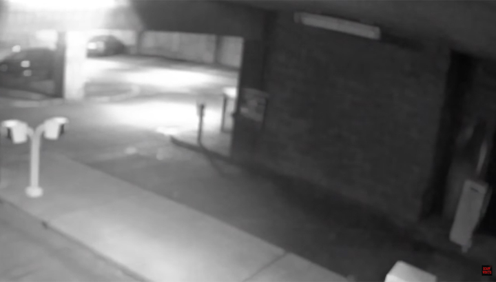 Женщина-призрак попала в камеру видеонаблюдения на стоянке